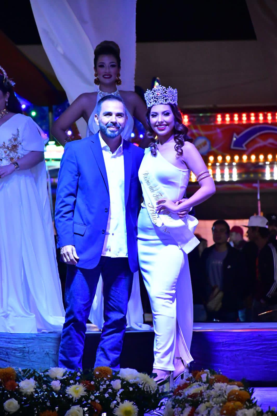 $!Ariana López Ramírez, Reina del Turismo, la coronó el presidente de Fecanaco Servytur Sinaloa, Miguel Hernández Fonseca.