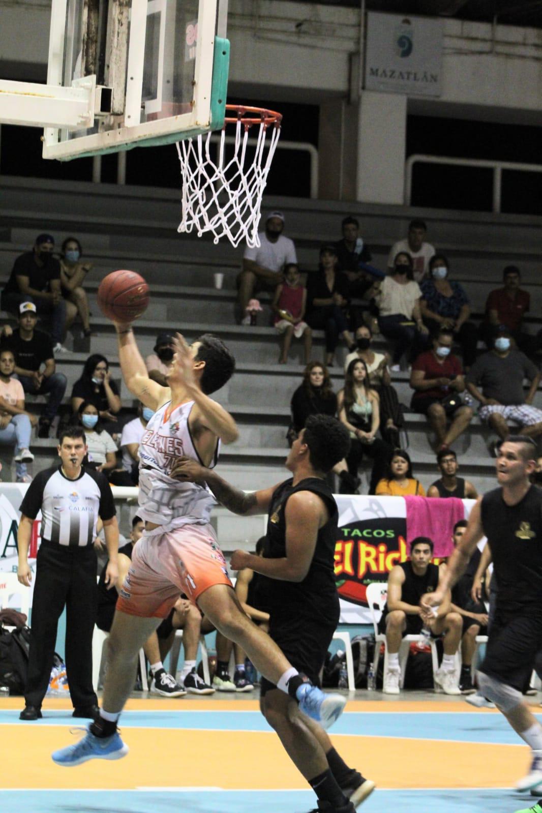 $!Delfines de Mazatlán despluma a Halcones de la UAL