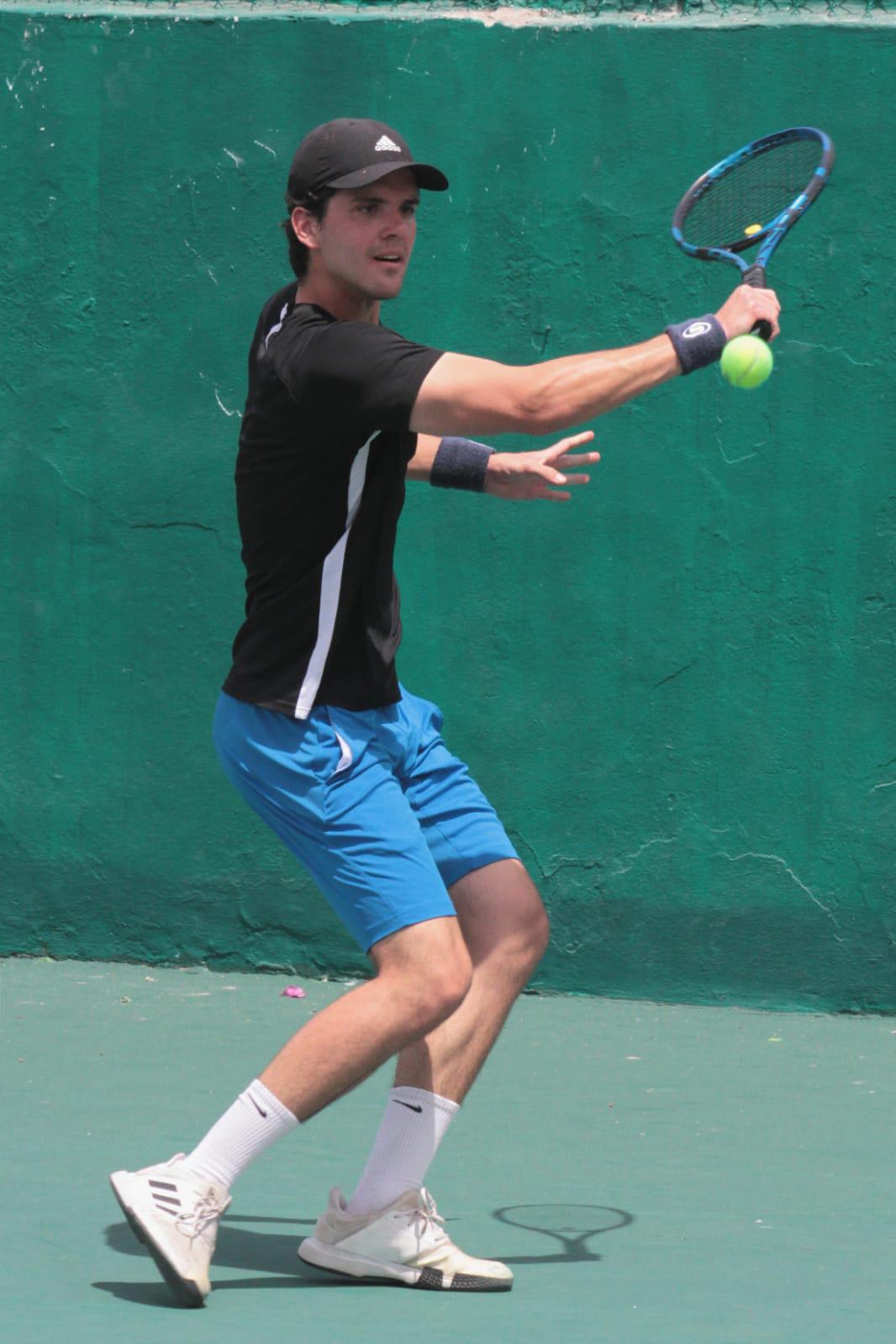 $!Mariano Hinojos sigue incontenible en el Torneo de Tenis Nancy Grimes de Semana Santa