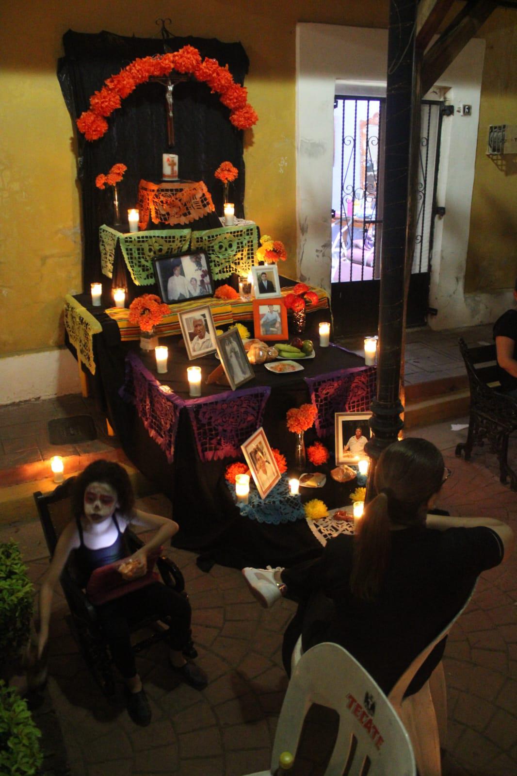 $!El Callejón 22 de diciembre, en Rosario, realiza su tradicional velada de altares de muertos