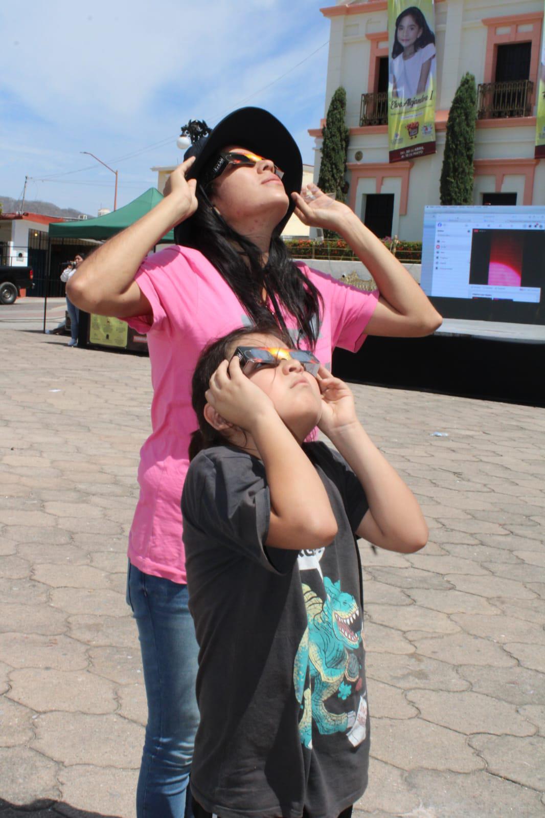 $!María y Kelian acuden a Rosario para ser testigos del eclipse de sol