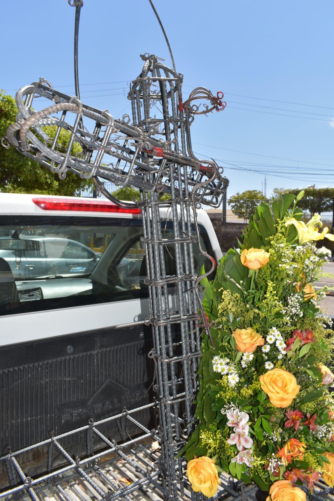 $!En Culiacán, albañiles devotos fabrican sus cruces para celebrar el Día de la Santa Cruz