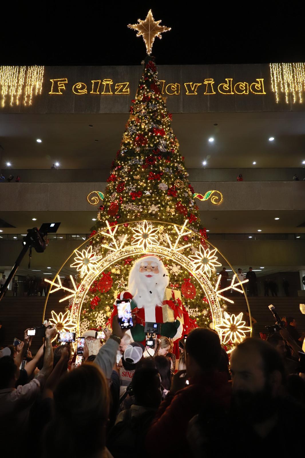 $!Entre verbena y show musical, Rocha enciende el árbol navideño del Palacio de Gobierno