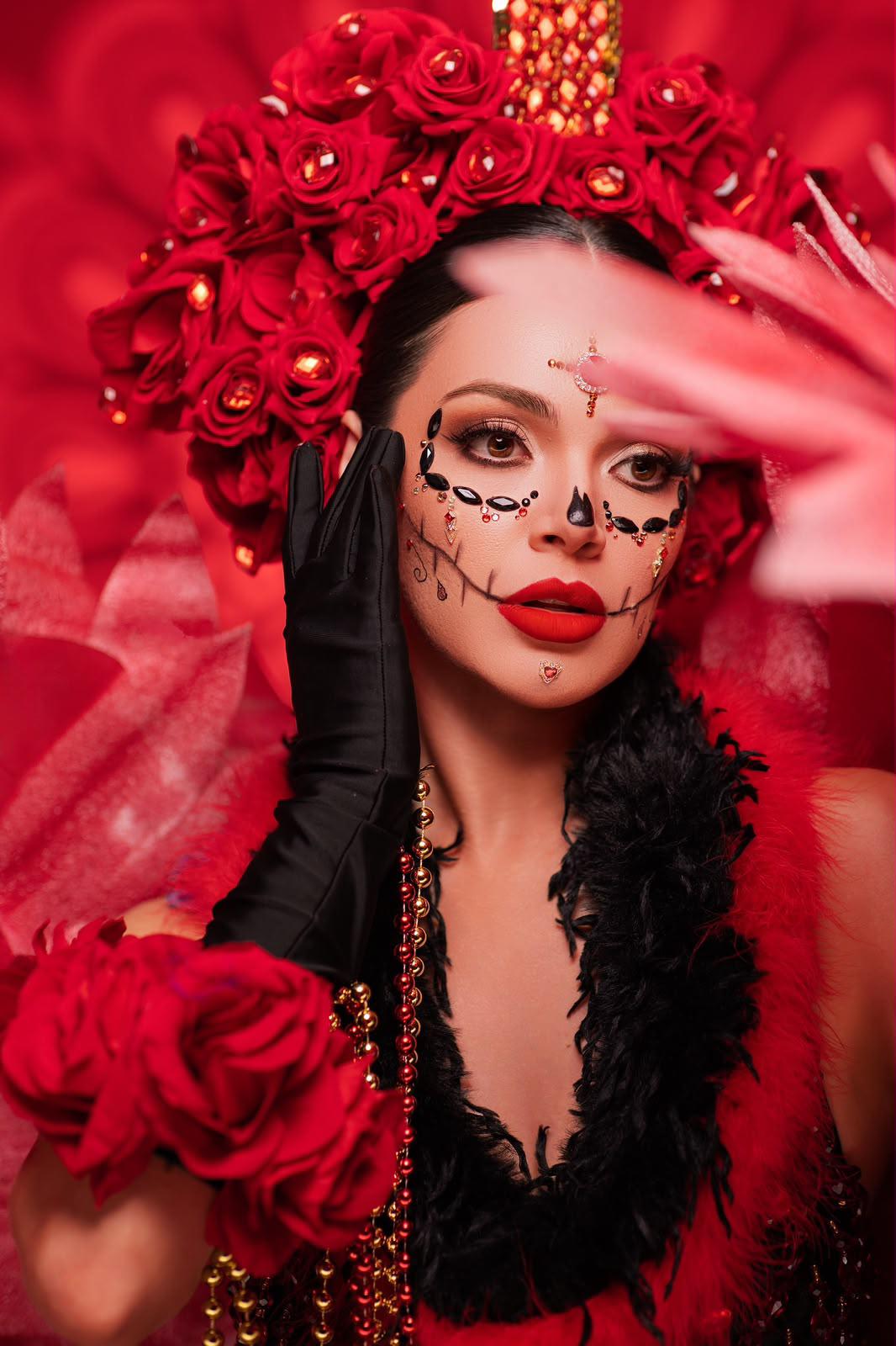 $!Karen Cabrales, reina del Carnaval de Mazatlán 2013, luce la creación “Sacra Carmesí”.