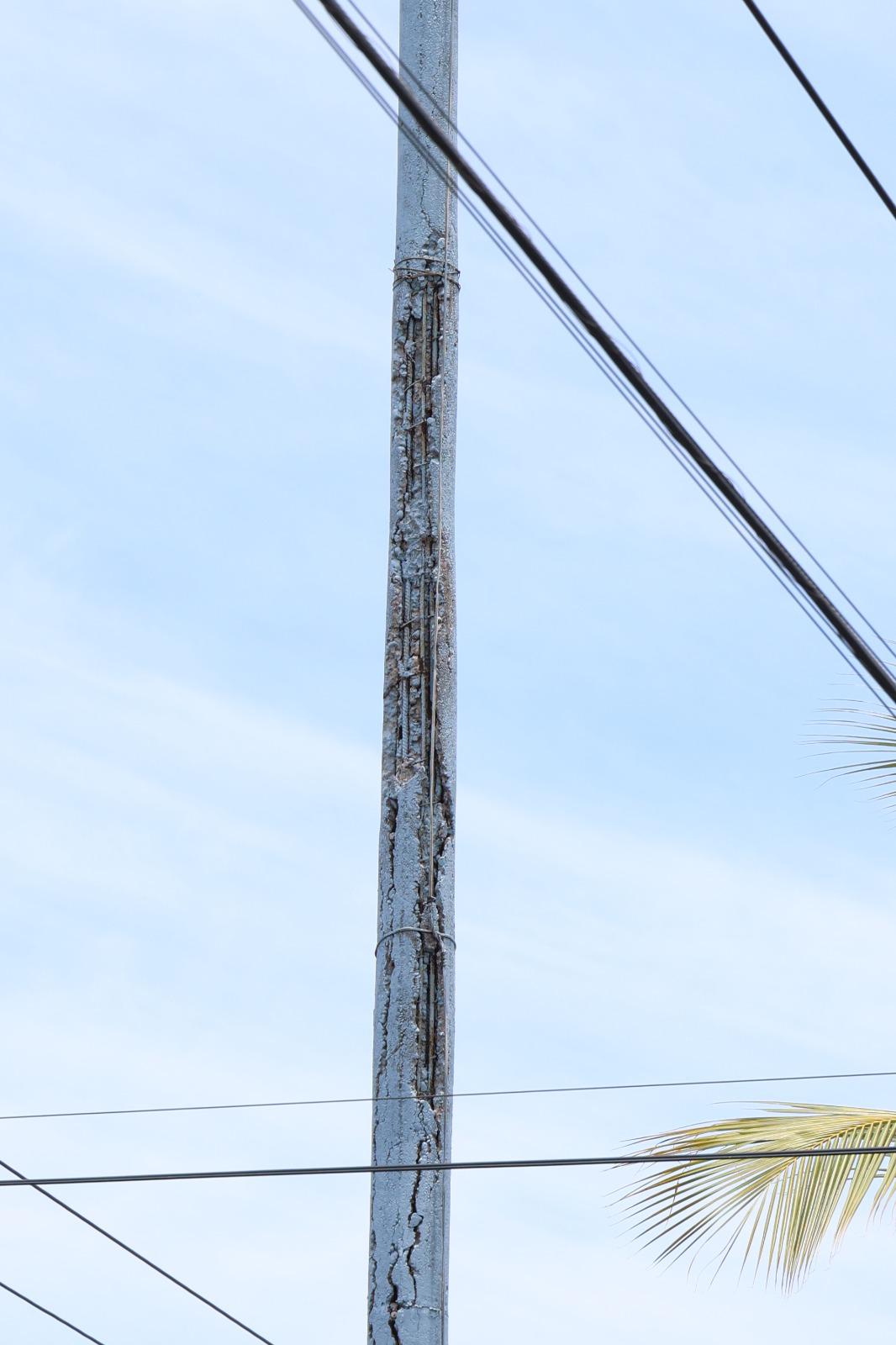 $!Postes deteriorados y saturación de cableado generan preocupación en el Centro de Mazatlán