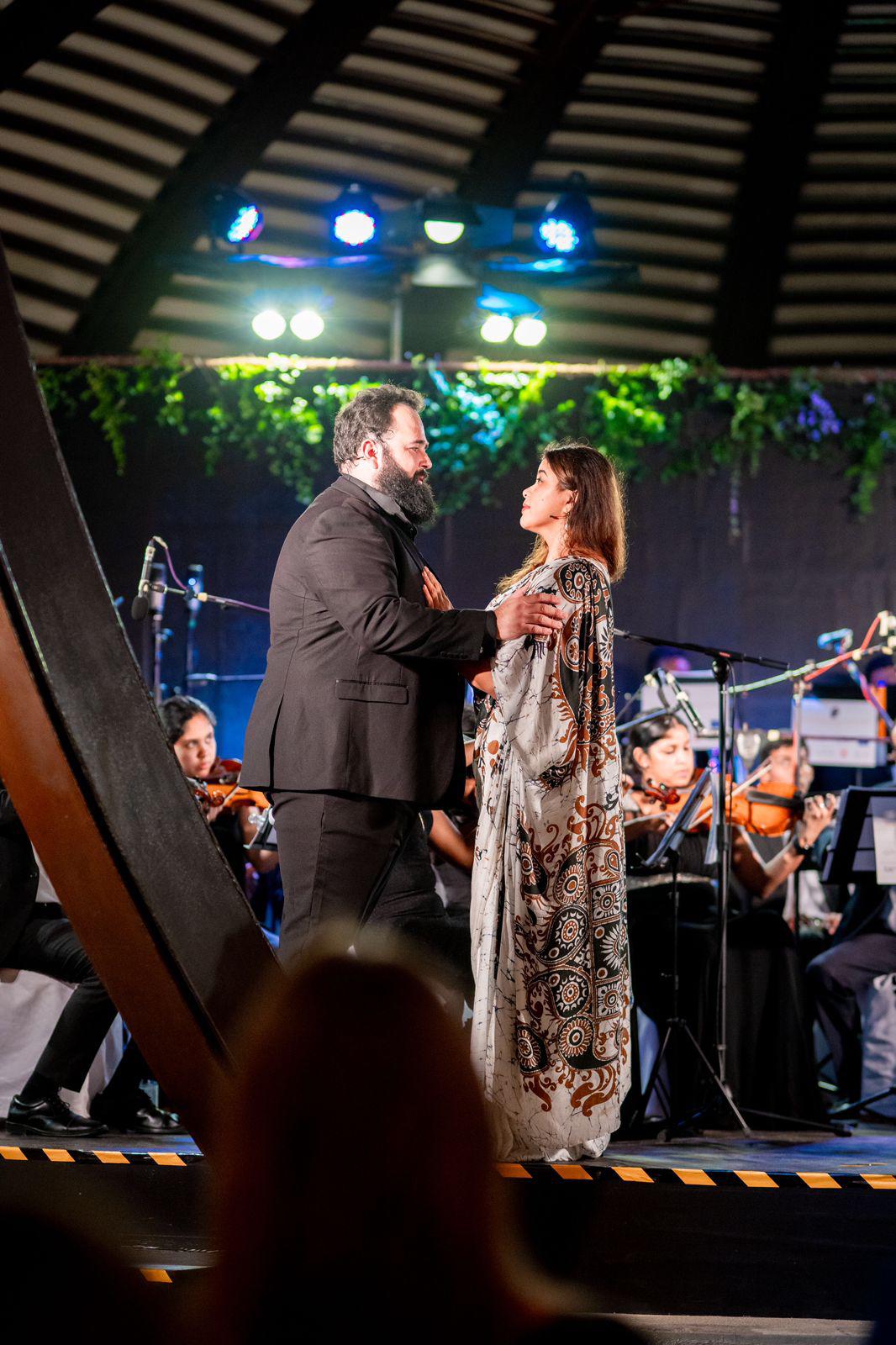 $!Jorge Echegaray junto a una de sus compañeras.