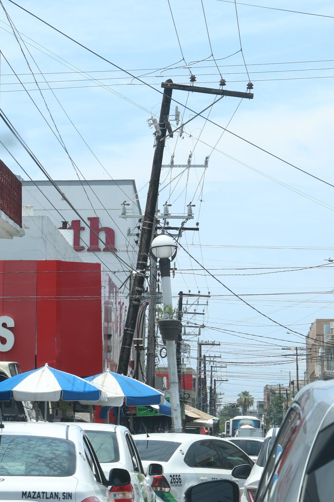 $!Postes deteriorados y saturación de cableado generan preocupación en el Centro de Mazatlán