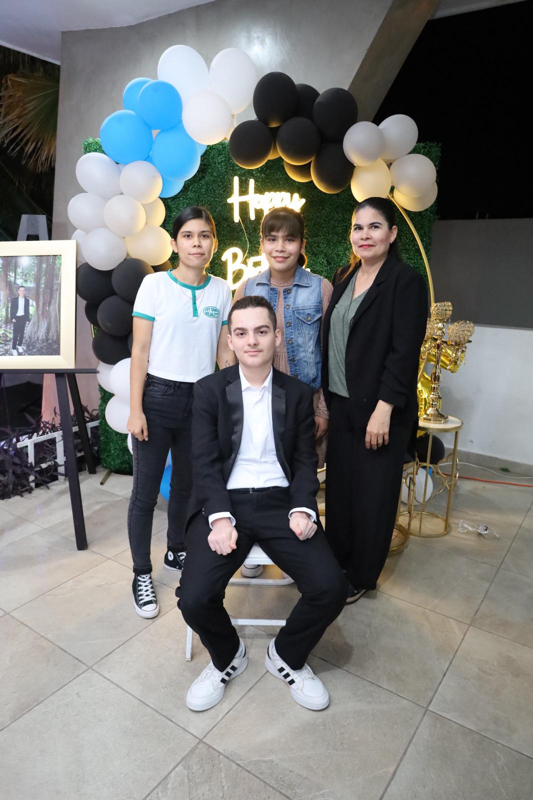 $!Josefina López Terrazas y sus hijas Alejandra y Odalis López, junto al festejado.