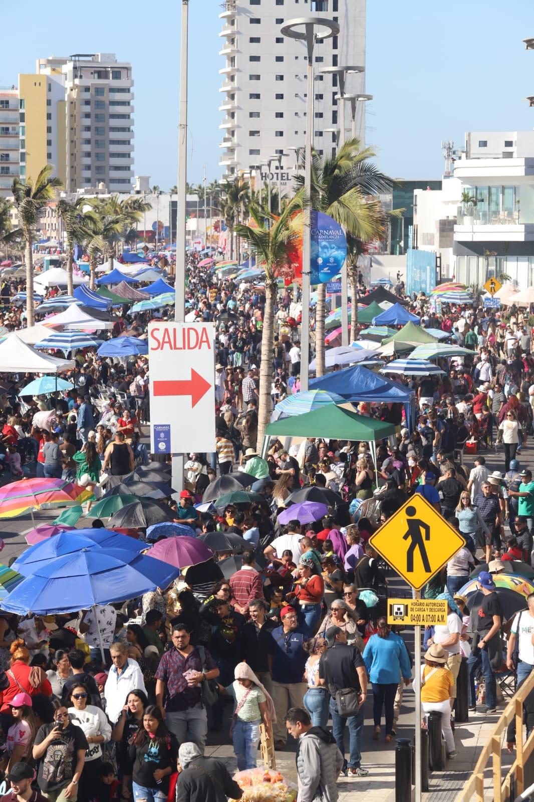 $!El malecón de Mazatlán está a reventar, donde miles disfrutarán del primer desfile del Carnaval de Mazatlán