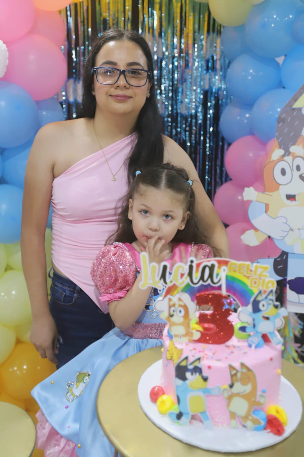 $!Lucía Adara posa junto a su tía Teresita Serrano Ramos.