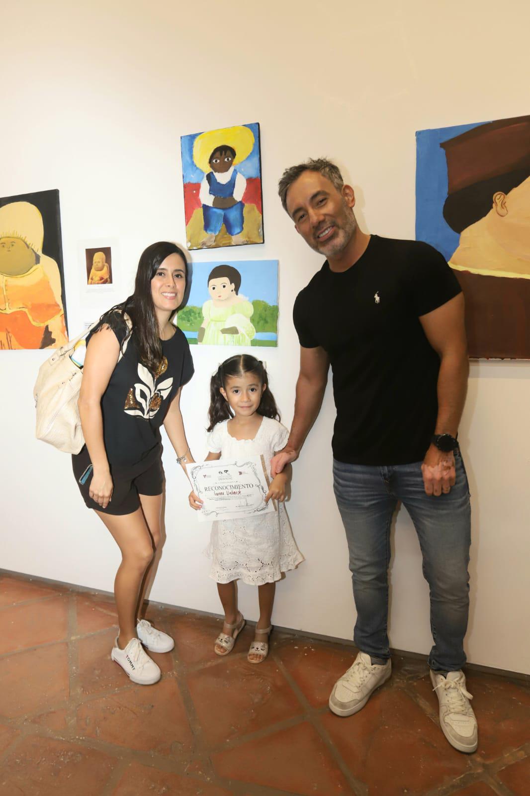 $!Ivanna entre sus padres Mónica Gil y Arturo Valverde.