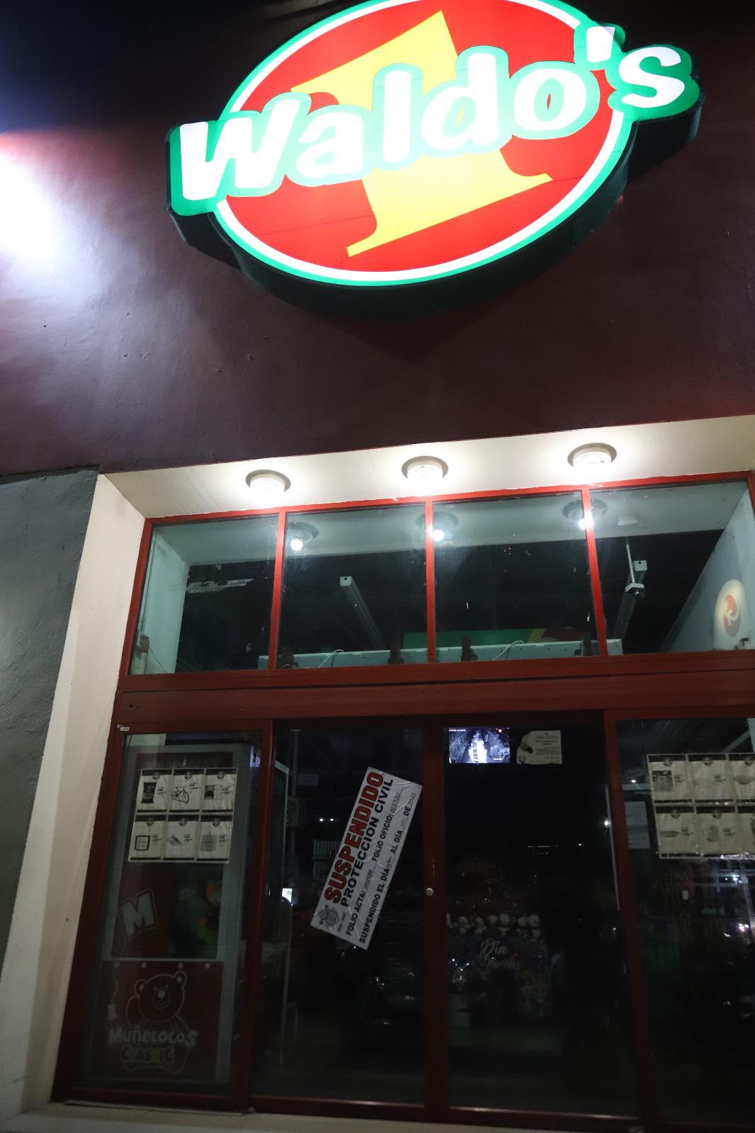 $!Suspende Protección Civil dos tiendas Waldo’s en Mazatlán