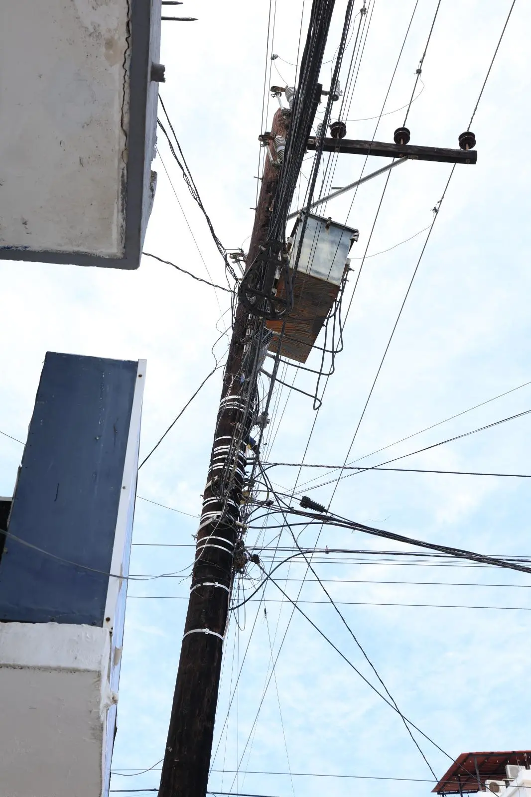 $!Postes deteriorados y saturación de cableado generan preocupación en el Centro de Mazatlán