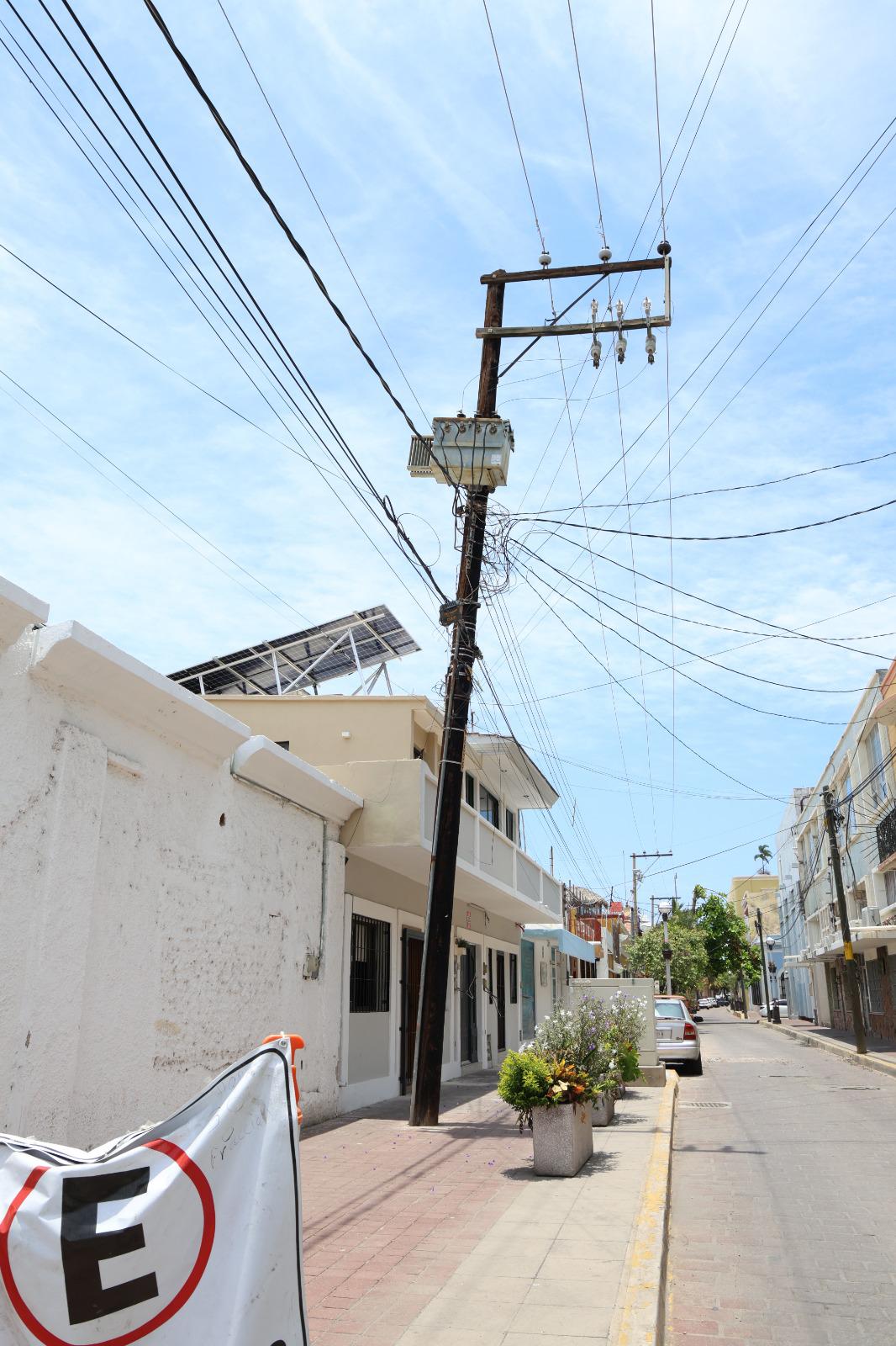 $!Postes deteriorados y saturación de cableado generan preocupación en el Centro de Mazatlán