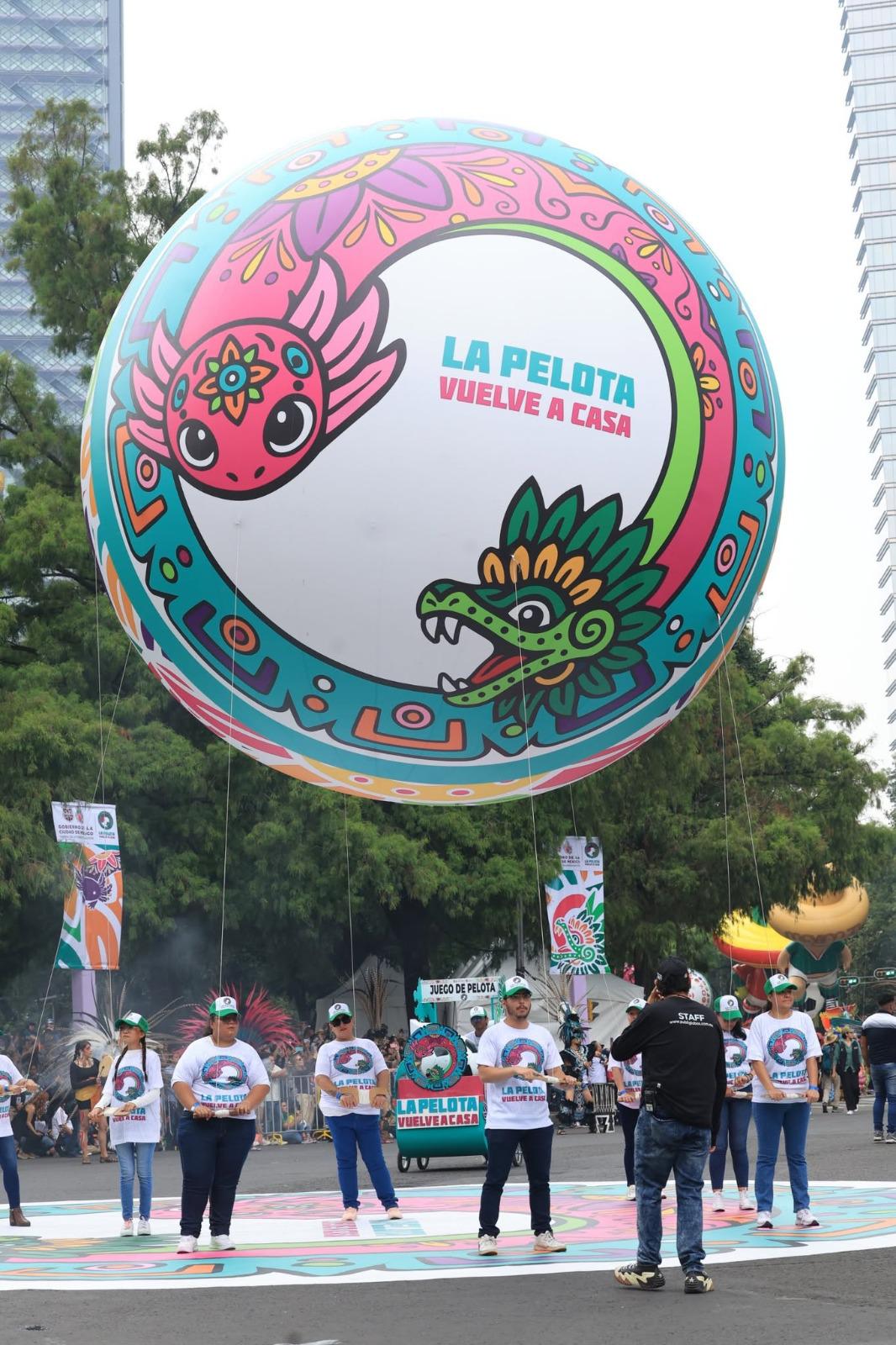 $!Entre danzas y carros alegóricos: turistas y aficionados ven el Desfile Mundialista sobre Paseo de la Reforma