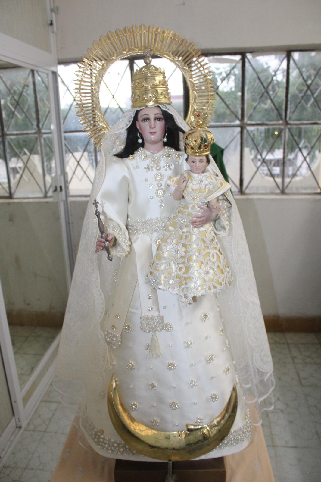 $!Josefina agradece con vestido a la Virgen de Loreto el que cuide de su familia e hijo cada que navega