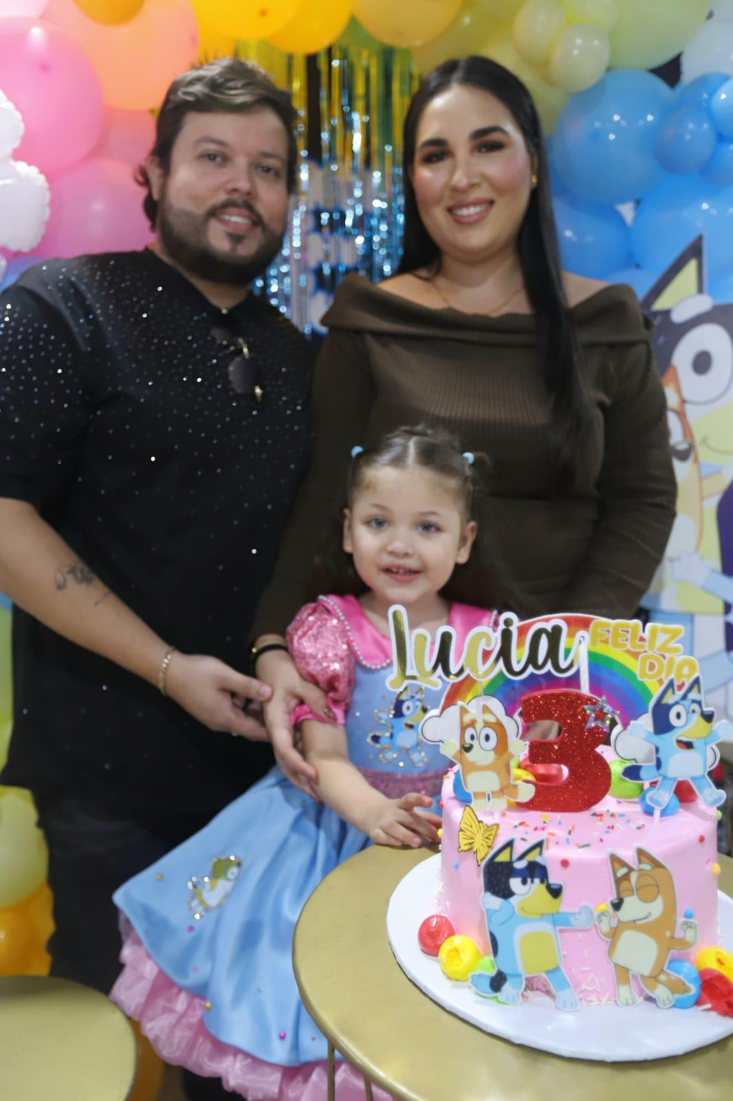 $!Agustín Ramírez Ramos y Selene Ochoa Sánchez acompañan a su ahijada ese día tan especial.