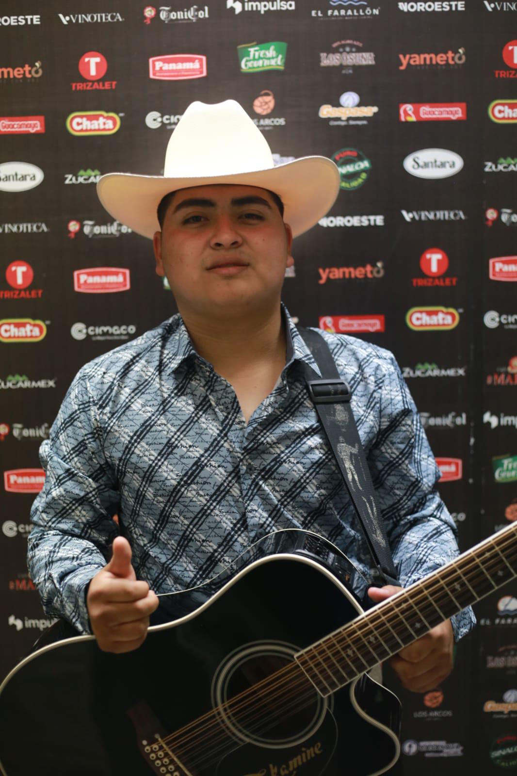$!Iván Escalante de promoción de Mazatlán de su canción Y me canse.