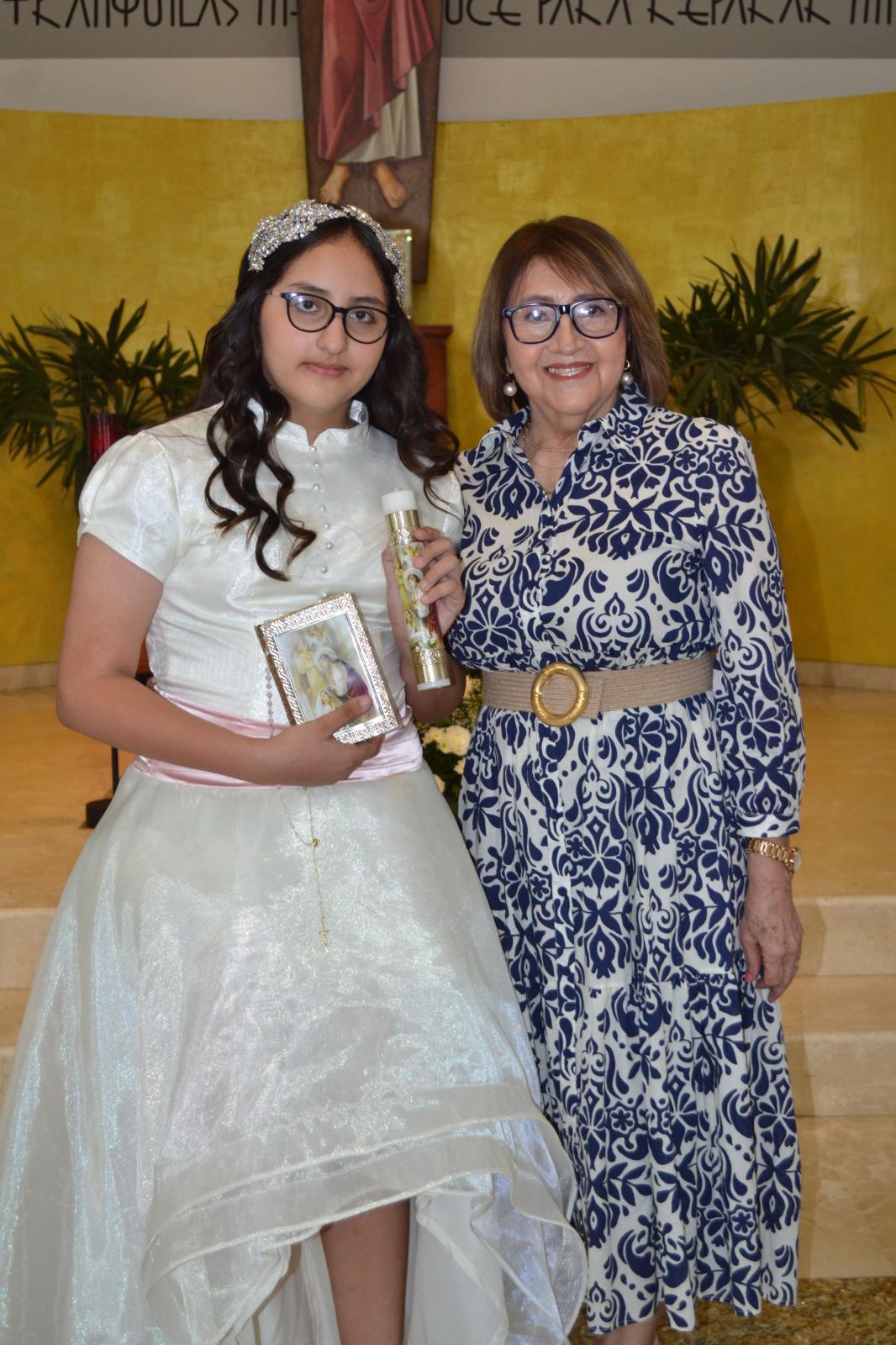 $!Ana Sofía con su madrina Armida Castro.