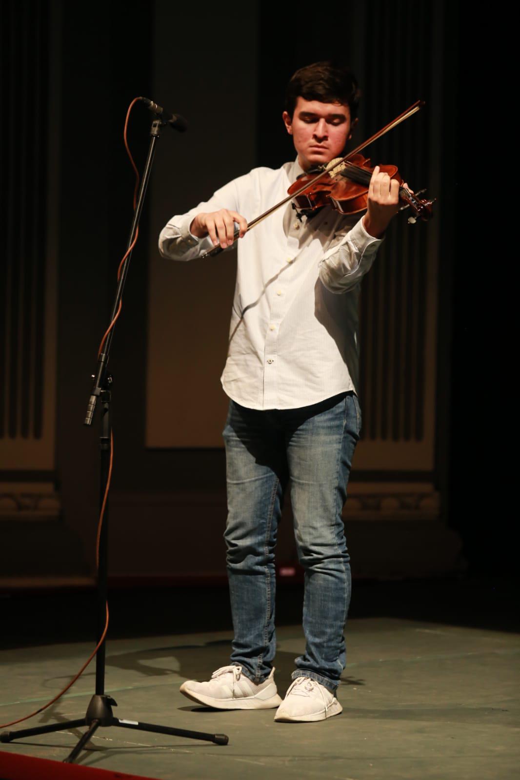 $!El joven Carlos Felipe León fue presentado por Gordon Campbell en el concierto efectuado en el TAP.