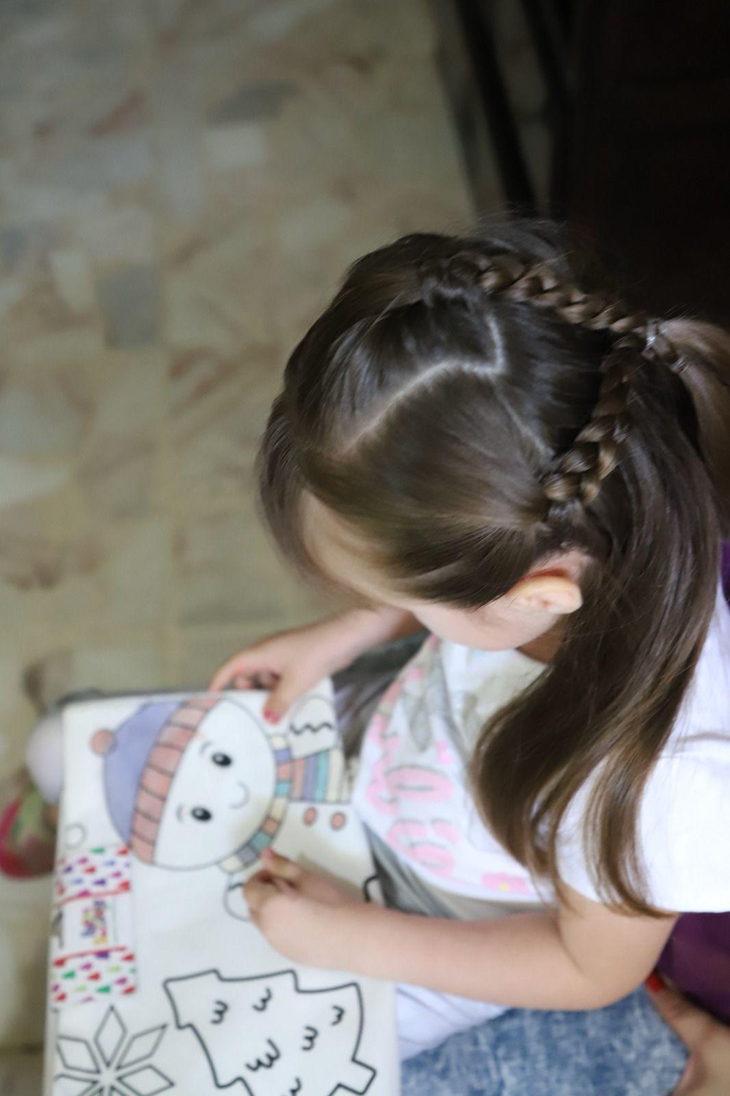 $!Entre colores y baile, Mia e Itzayana esperan con ilusión a los Reyes Magos