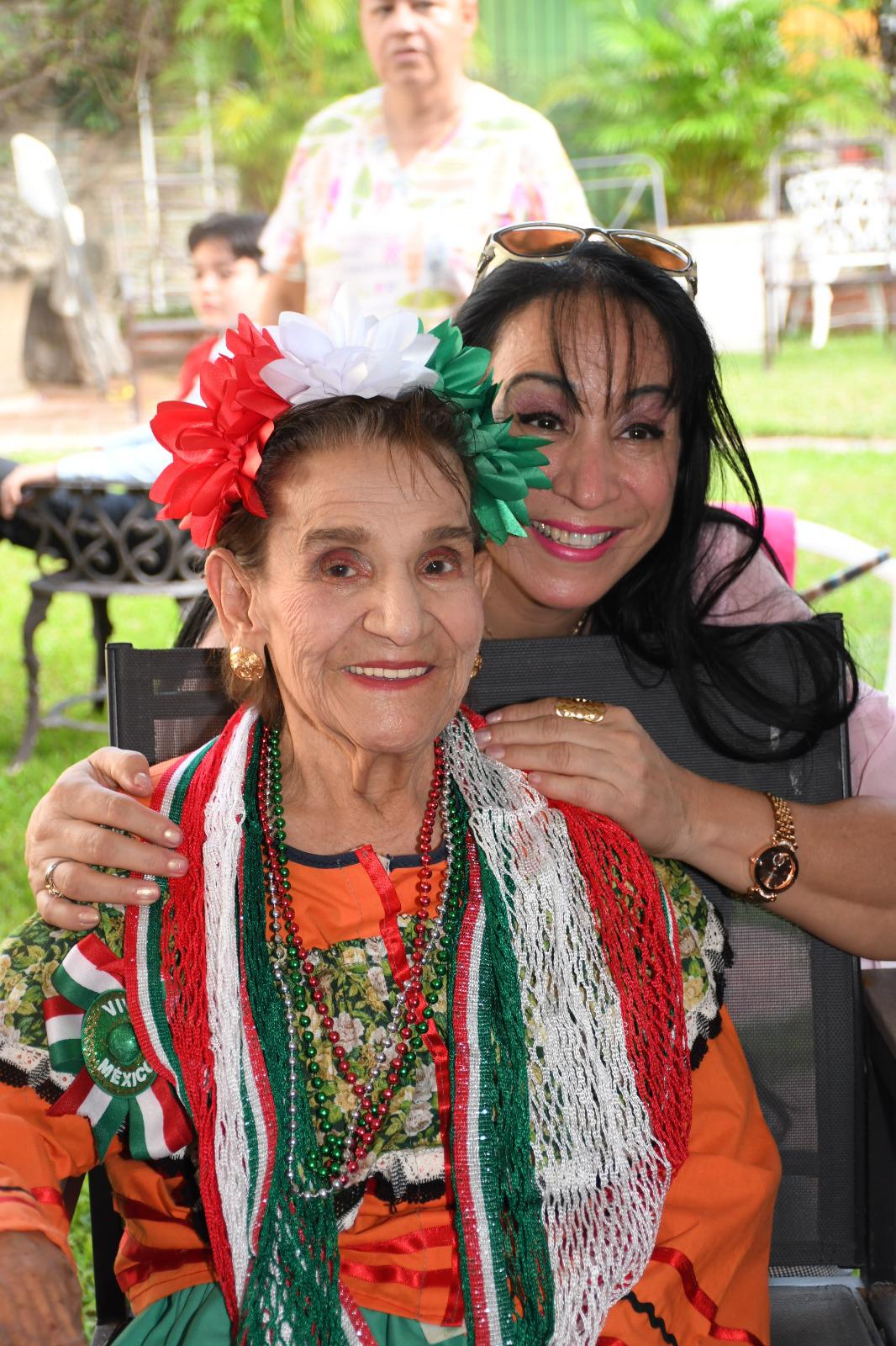 $!Guadalupe Pardo Velarde con su hija Flor.