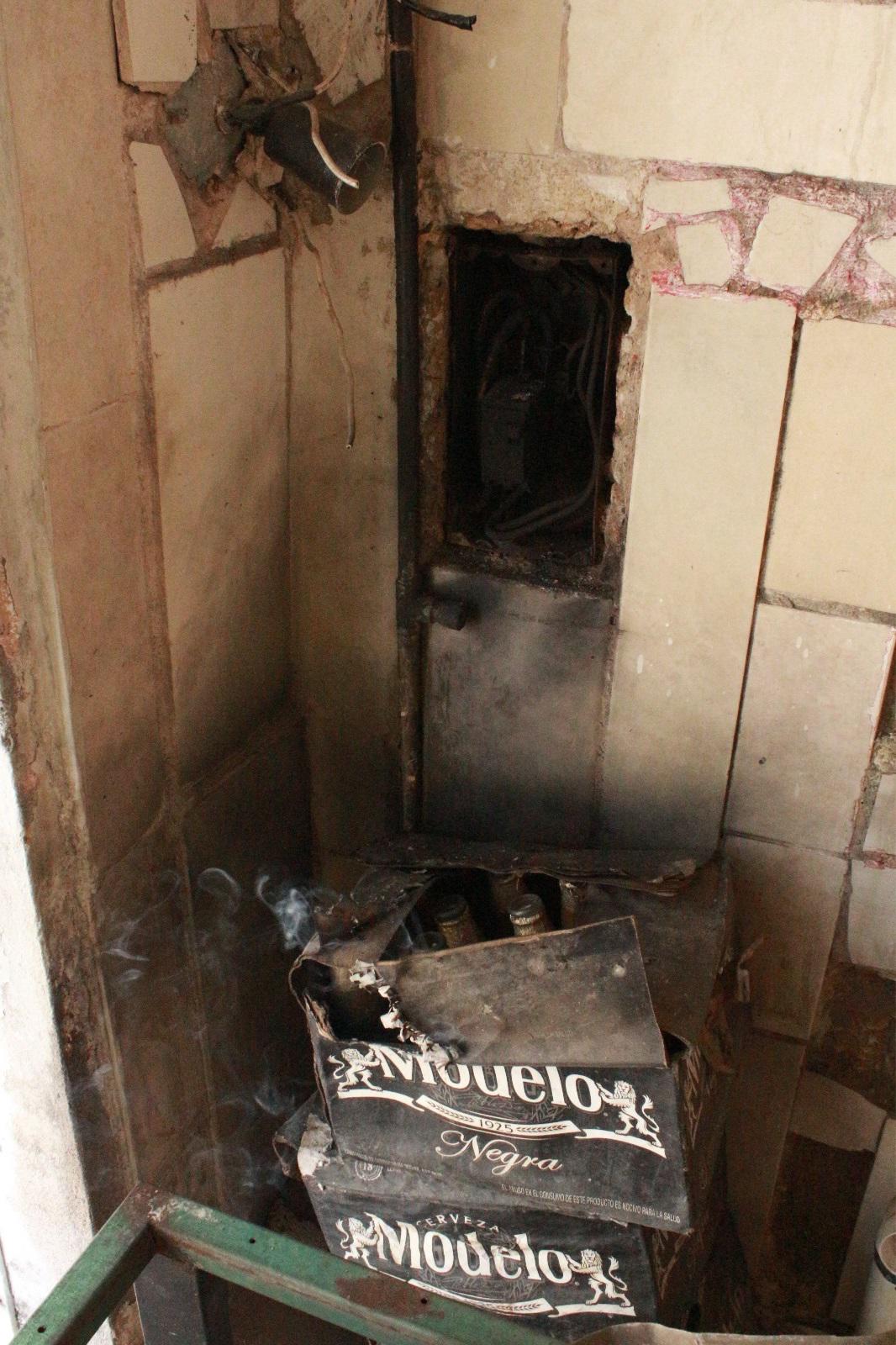 $!Cae cable de alta tensión en su casa y daña tuberías, aparatos y electricidad, exigen a CFE pague daños