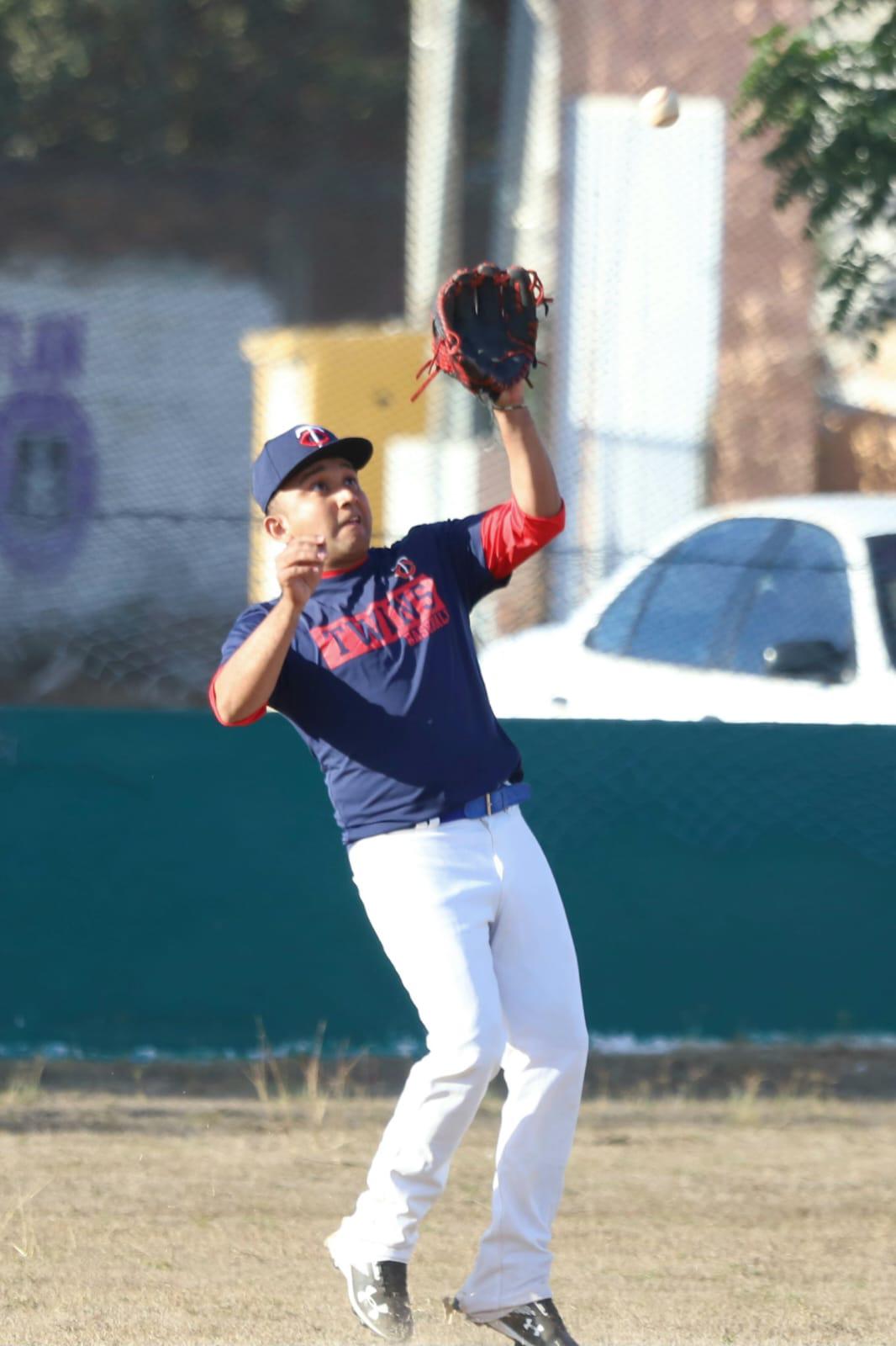 $!Familia Kelly domina duelo en la cumbre en Liga Meseros