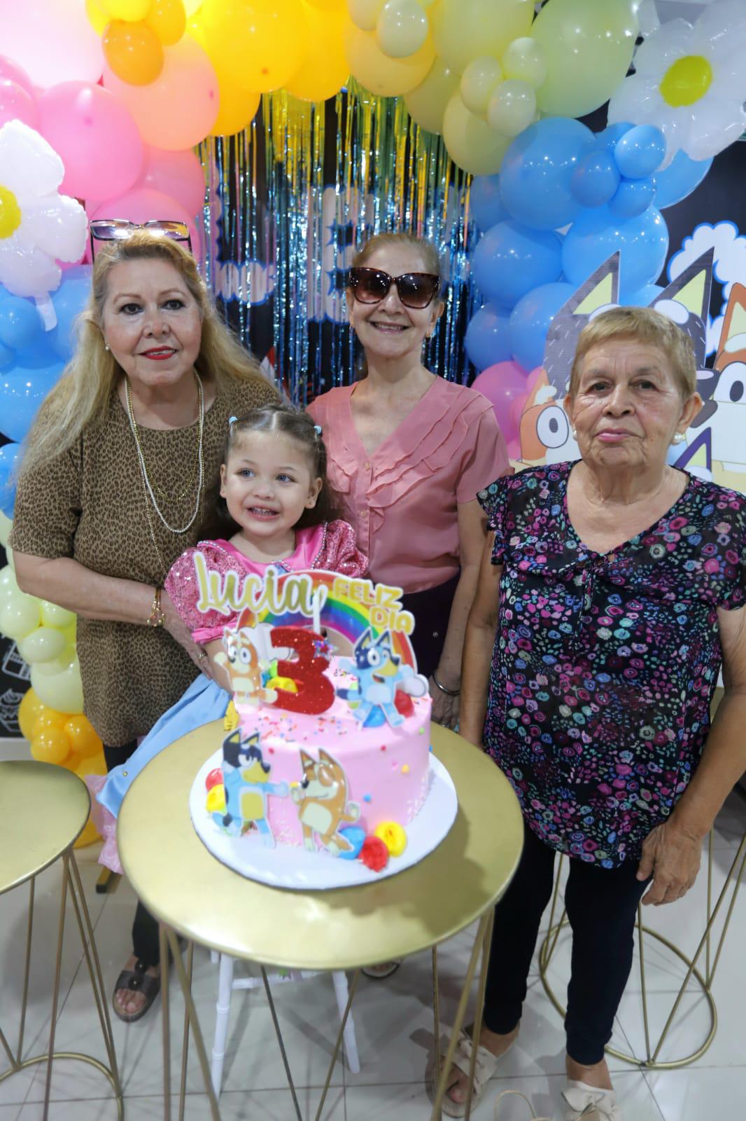 $!La cumpleañera entre sus tías Christina, Teresa y Cuca Ramos Ayala.