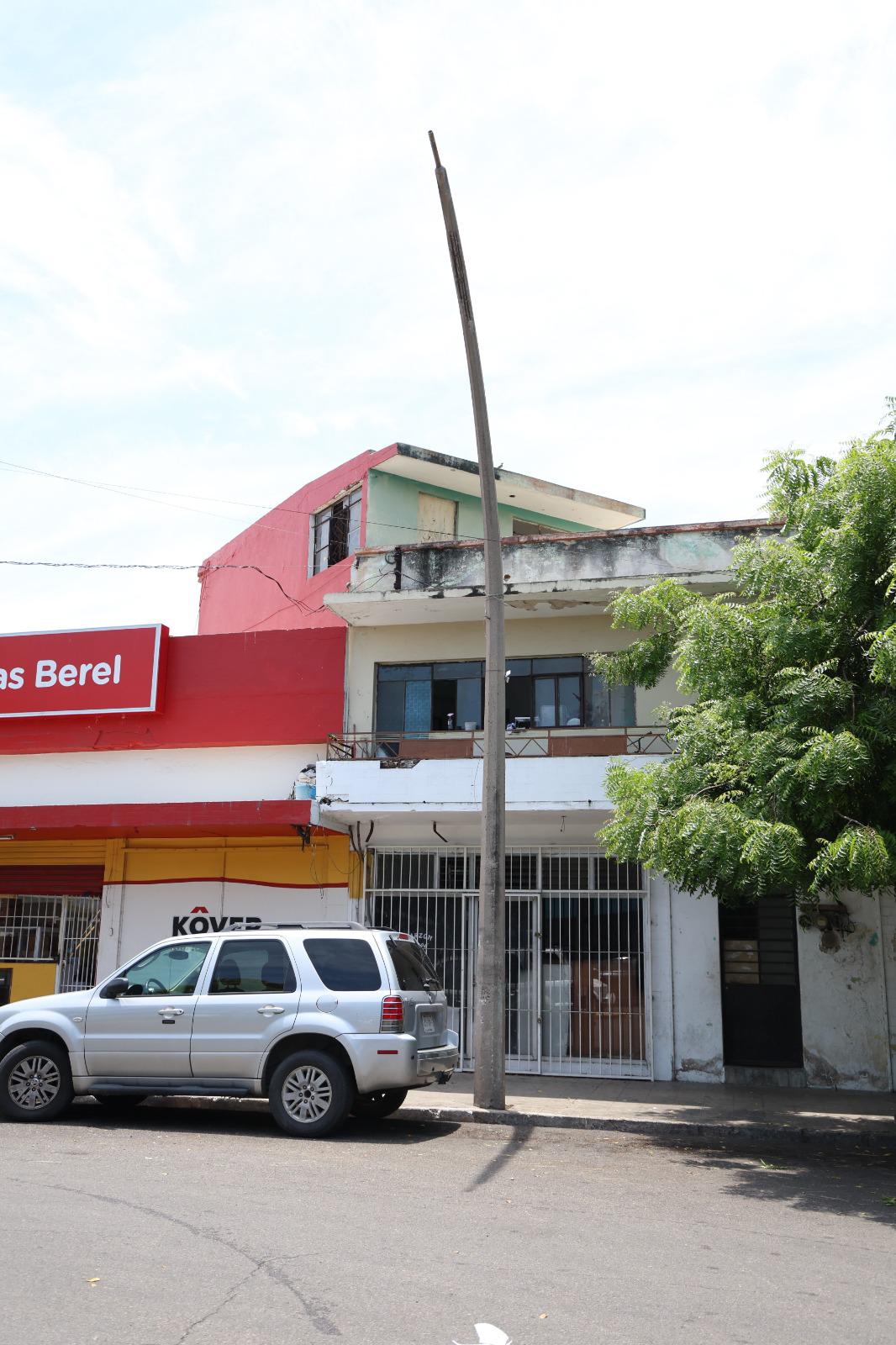 $!Postes deteriorados y saturación de cableado generan preocupación en el Centro de Mazatlán