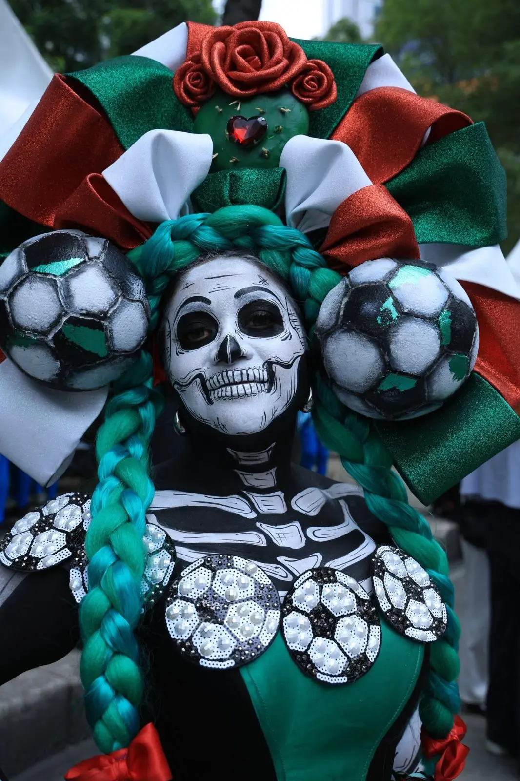 $!Entre danzas y carros alegóricos: turistas y aficionados ven el Desfile Mundialista sobre Paseo de la Reforma