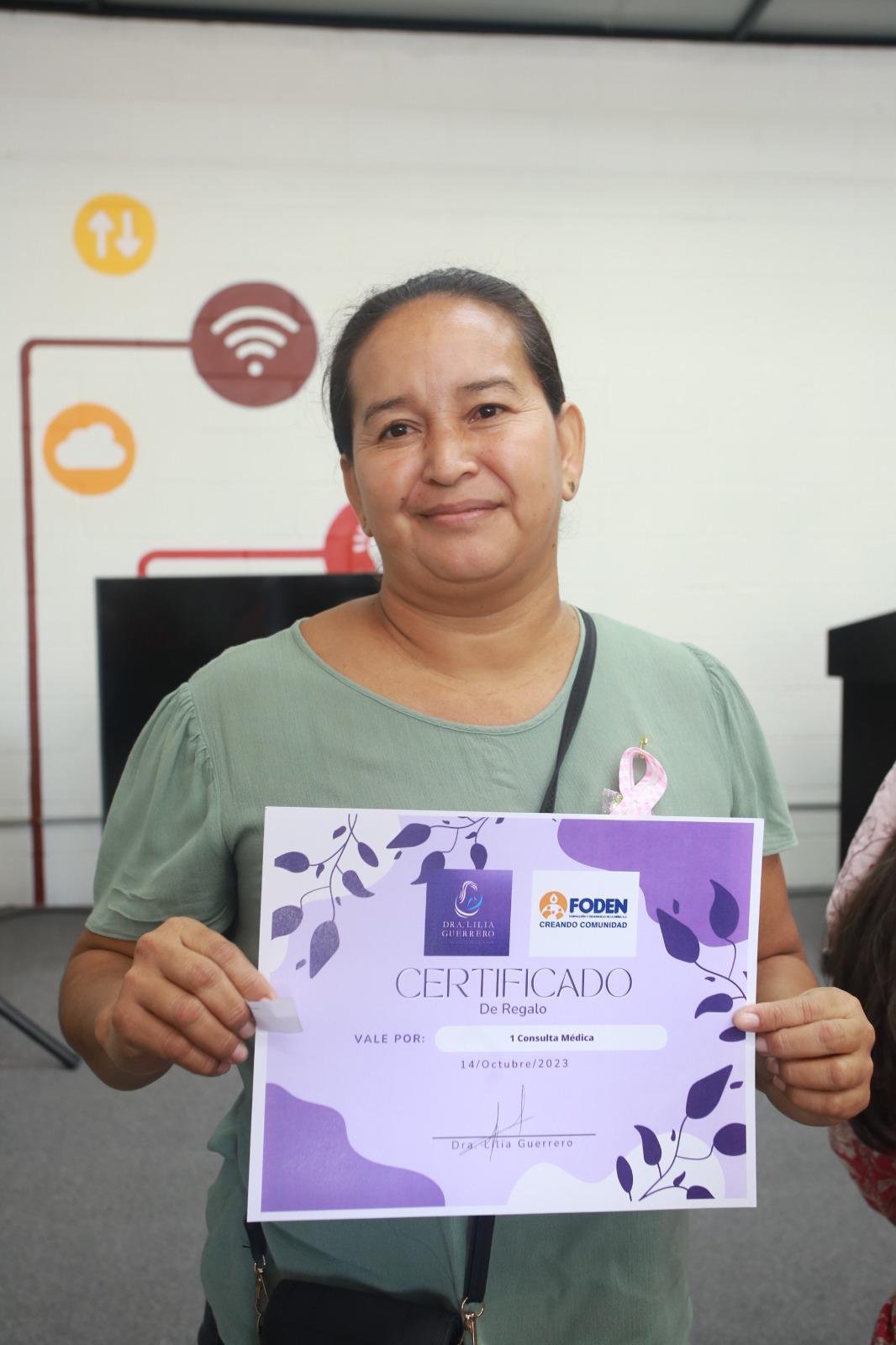 $!Maribel Camacho se ganó un certificado médico, de los tres que se rifaron al terminar la ponencia.