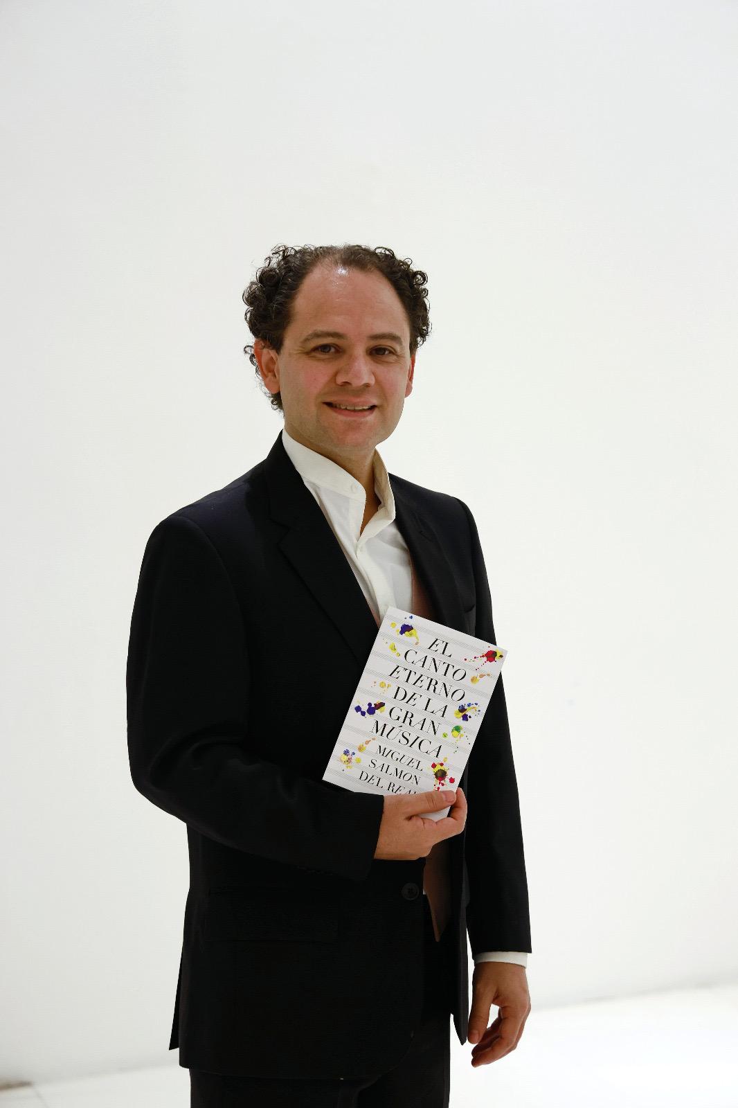 $!Ante el Club del Libro de ex alumnos del Ipade de la Ciudad de México, Miguel Salmon del Real presentó su obra “El Canto Eterno de La Gran Música”.