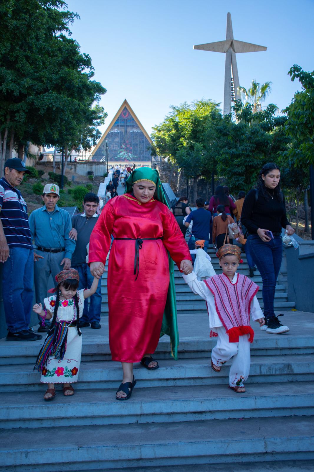 $!Acuden 35 mil personas a la Lomita, en Culiacán, por el Día de la Virgen