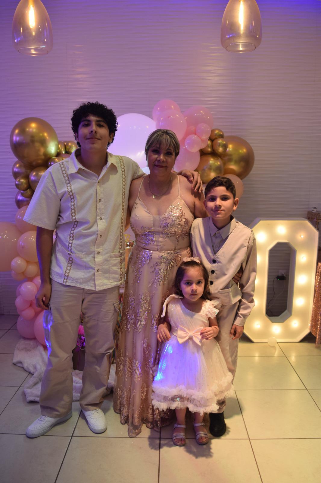 $!Los nietos Abel López Ríos, Daniel Camacho Ríos y Mariana Camacho Ríos compartieron momentos de alegría junto a su abuela.