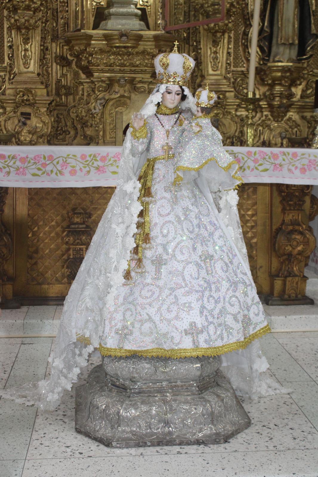 $!Daniel Correa recibe la oportunidad de vestir a la Virgen de Rosario