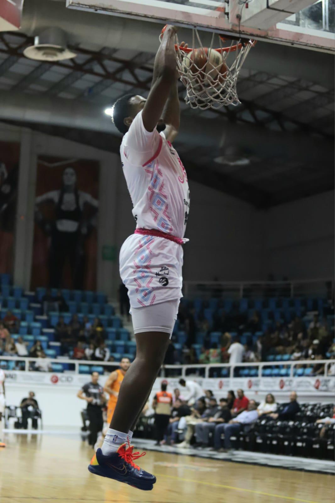 $!Venados Basketball liga triunfos en inicio de serie en el puerto