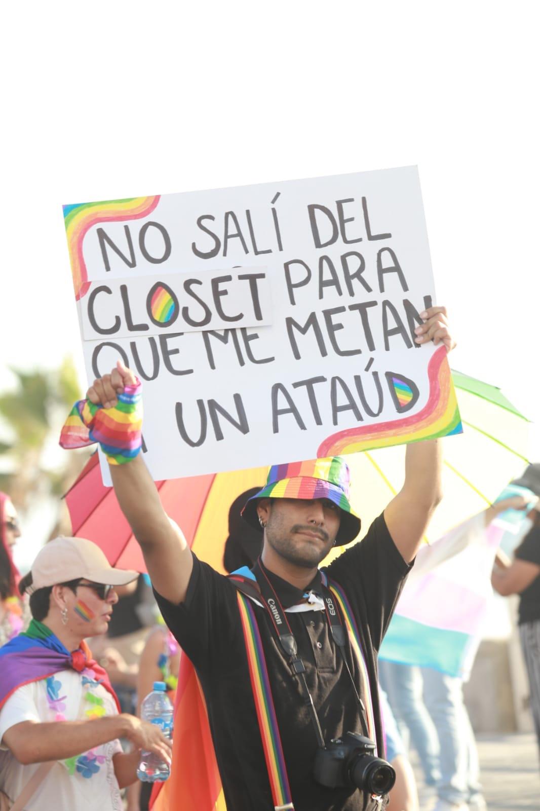 $!Se llena de color el malecón de Mazatlán con marcha de la comunidad LGTB+