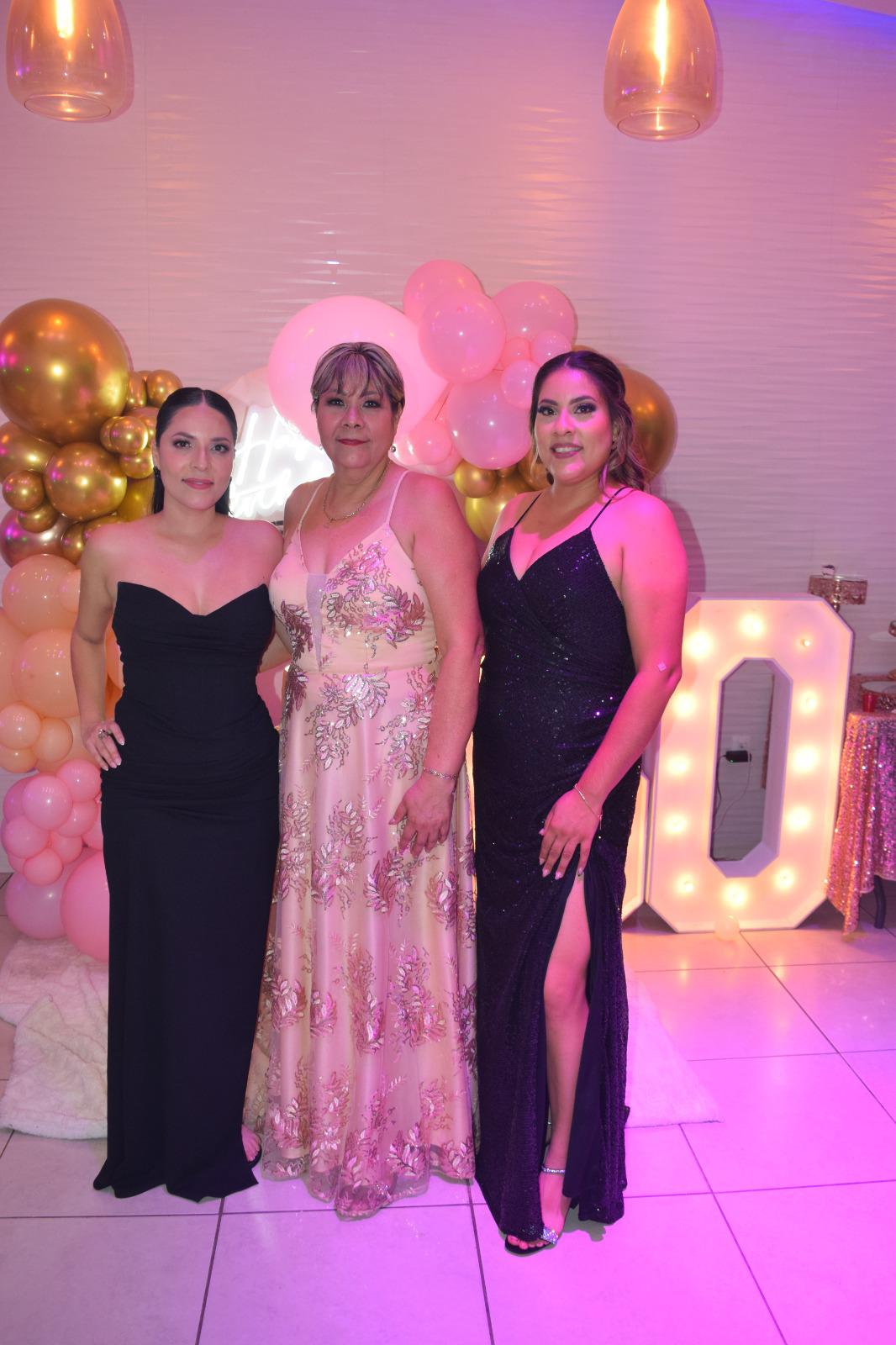 $!Gissel Daniela Ríos Herrera y Paolet Ríos Herrera acompañaron a su mamá en este significativo festejo.