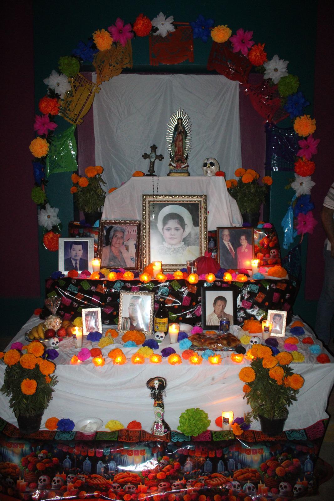 $!Vecinos realizan tradicional muestra de altares en el callejón 22 de Diciembre, en Rosario