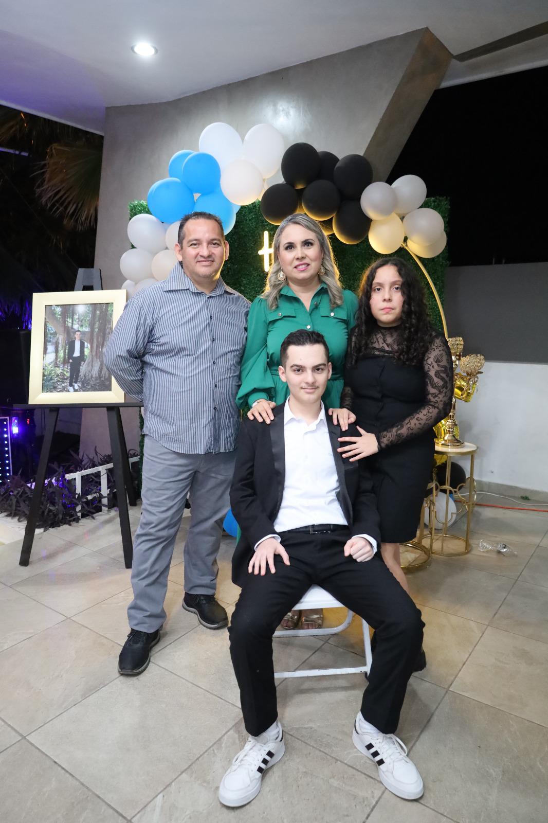 $!El cumpleañero acompañado de sus papás Luis Fernando Sánchez, Blanca Odilia López y su hermana Ximena.