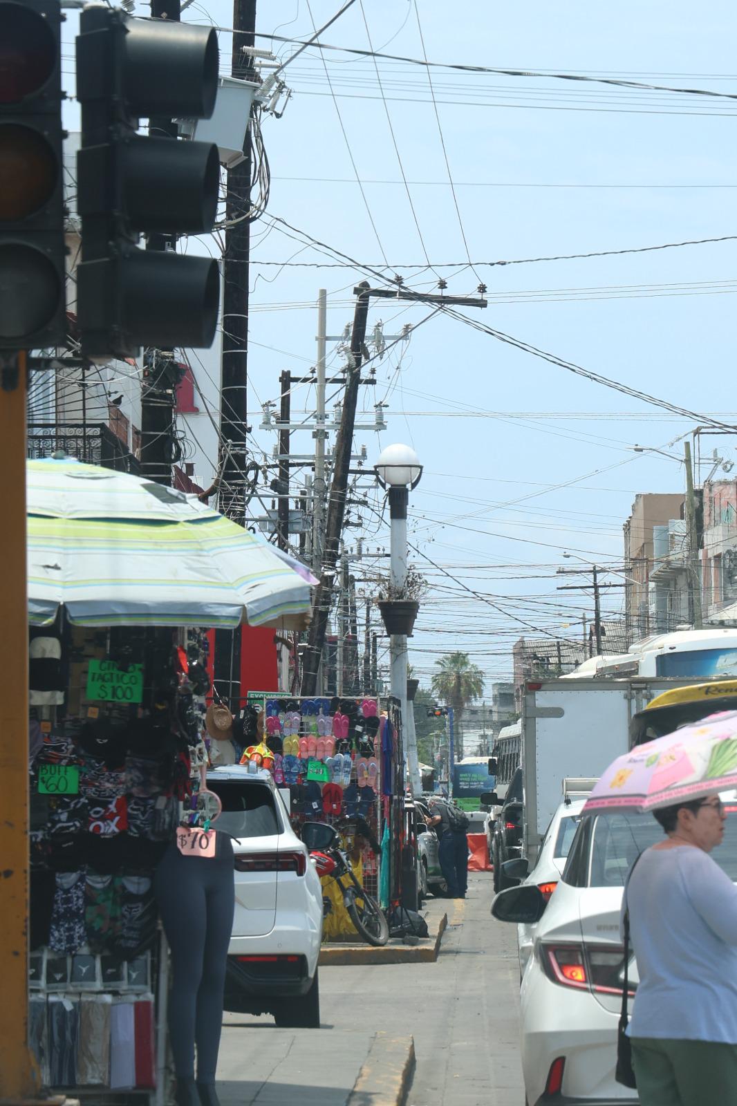 $!Postes deteriorados y saturación de cableado generan preocupación en el Centro de Mazatlán