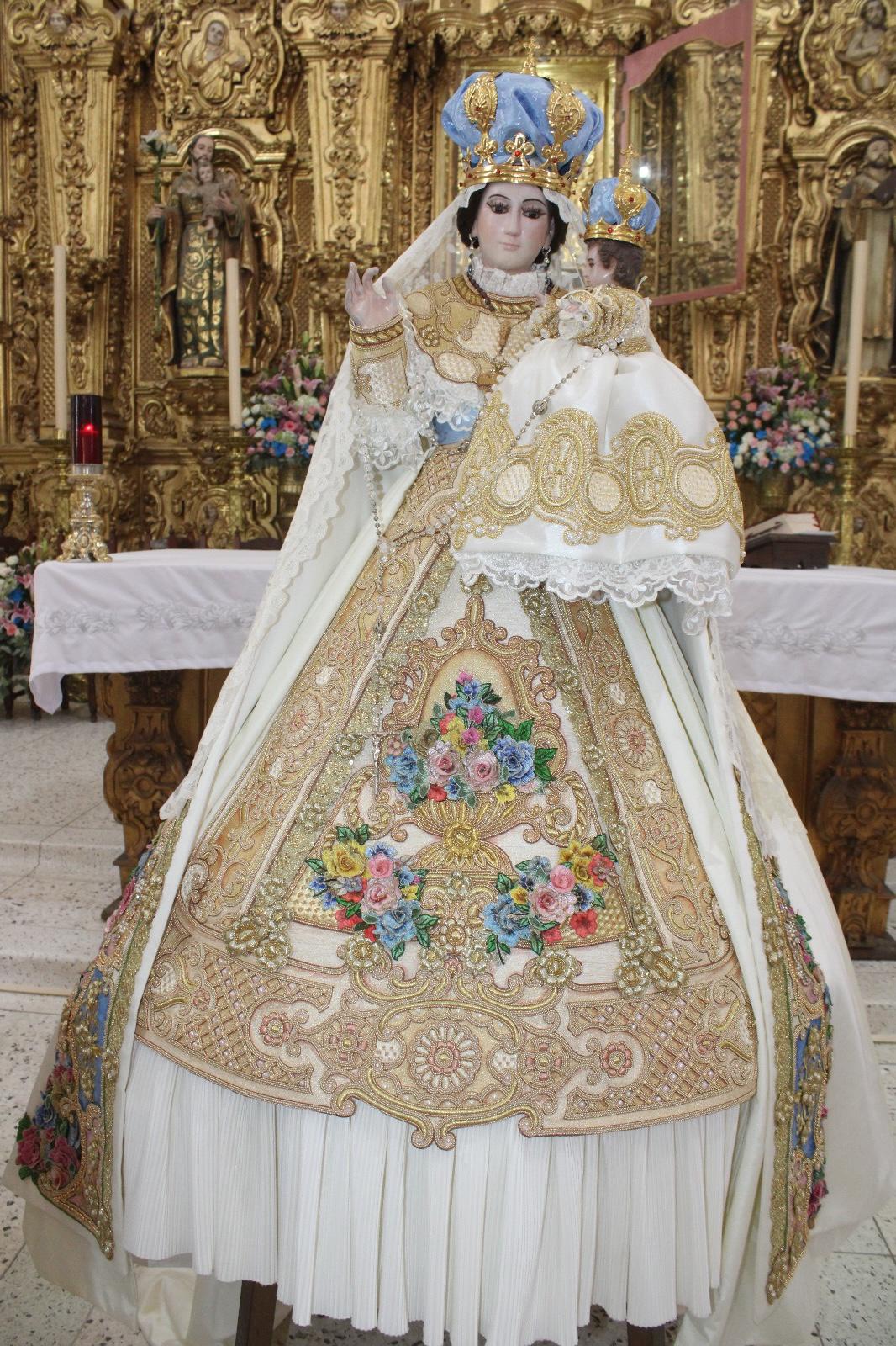 $!Visten a la Virgen del Rosario de blanco y con flores por el inicio del mes de María