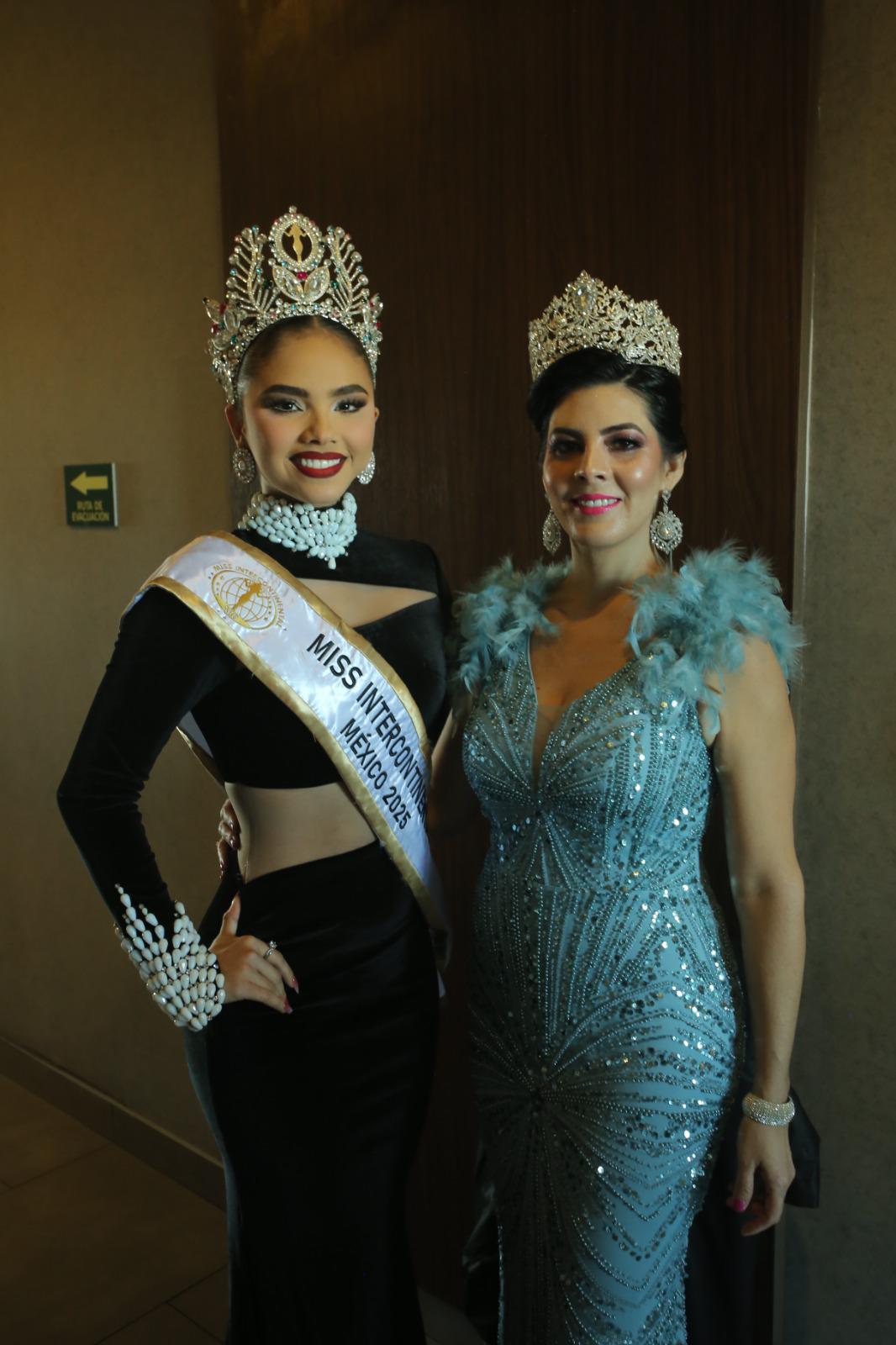 $!Carolina Ruelas, Miss Intercontinental México 2025 y quien fuera Reina del Carnaval 2024, junto a Alma Loaiza Ayón, Reina de Los Juegos Florales del carnaval de 1988.