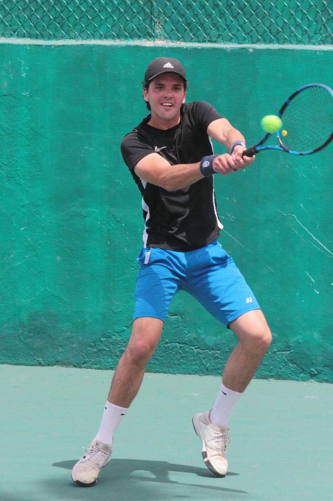 $!Mariano Hinojos sigue incontenible en el Torneo de Tenis Nancy Grimes de Semana Santa