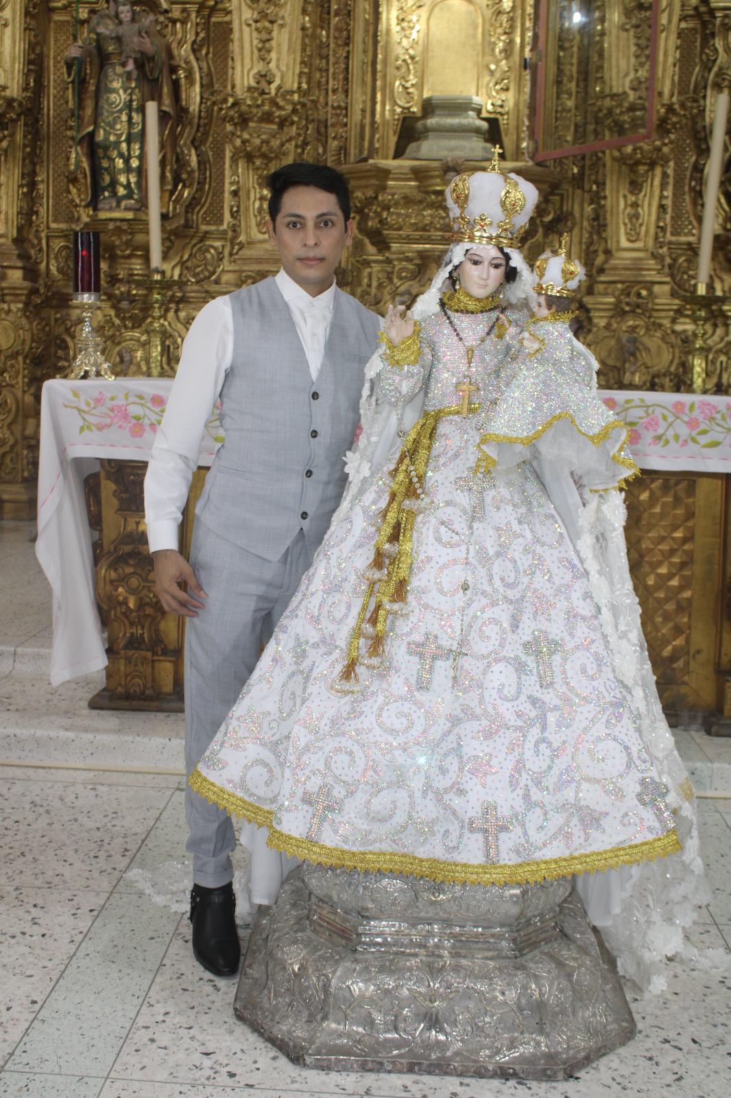 $!Daniel Correa recibe la oportunidad de vestir a la Virgen de Rosario