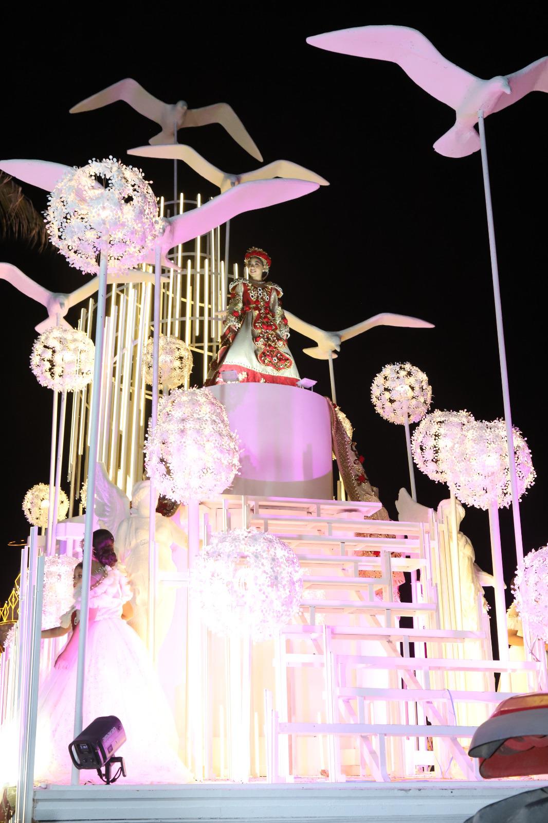$!La Reina Infantil, SGM Eileen I desfiló en “La Cuichi”, una carroza que evoca un patio de juegos luminoso con gaviotas, ángeles de inspiración clásica y flores doradas.