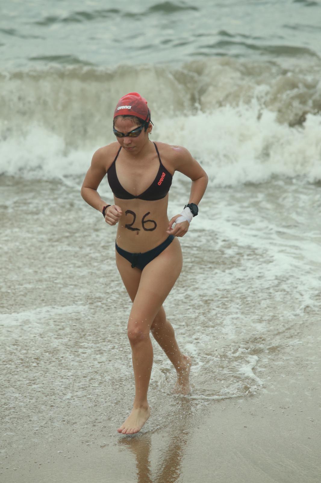 $!Tritones se dan cita en Playa Norte para la última Puntuable de nado de 2023