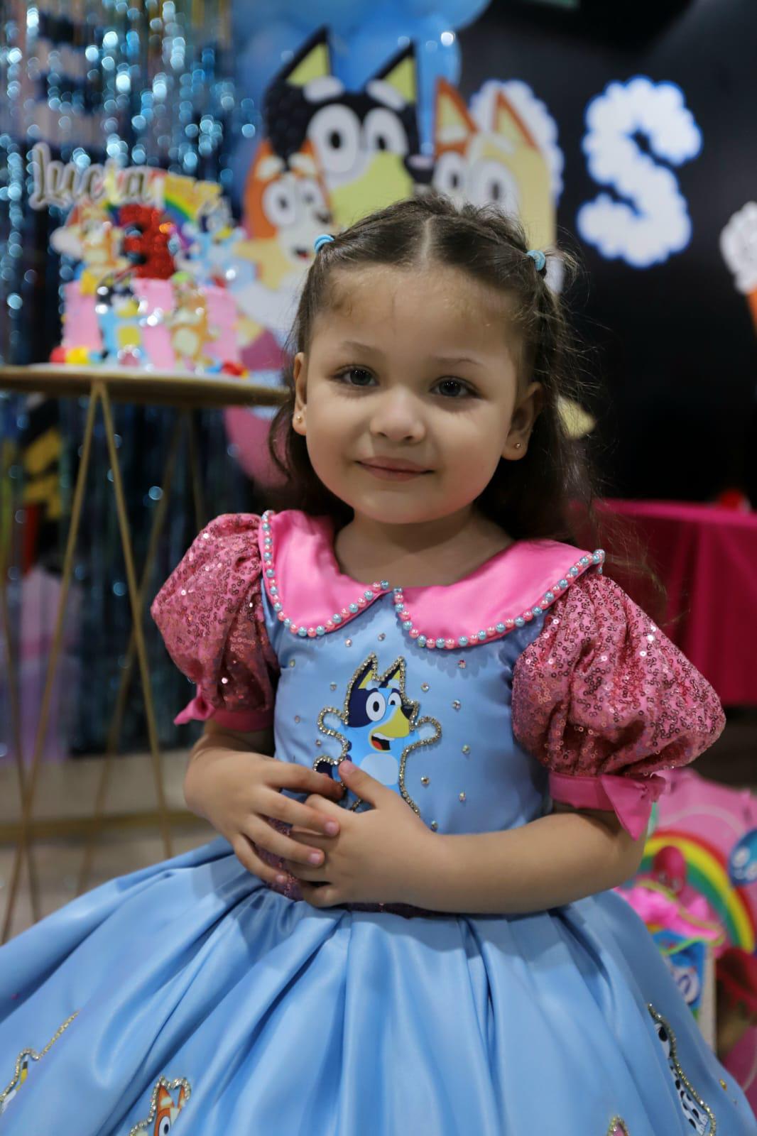 $!Lucía Adara Llamas Serrano lució su vestido inspirado en Bluey durante su tercer cumpleaños.