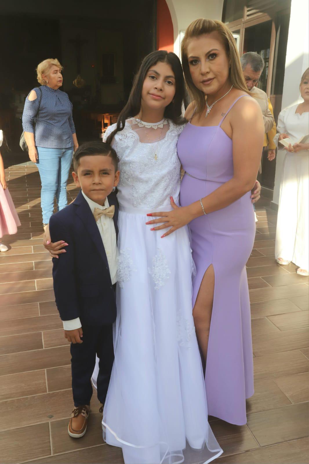 $!Ivon Alejandra entre su primo Miguel Ángel Peralta y su tía Dulce Carolina Peralta Ramos.